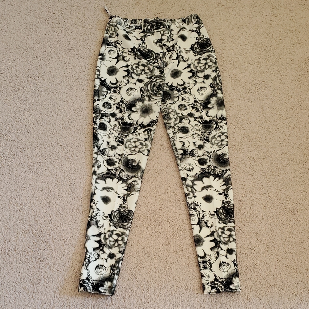 Topshop Monochrome Floral Print Leggings